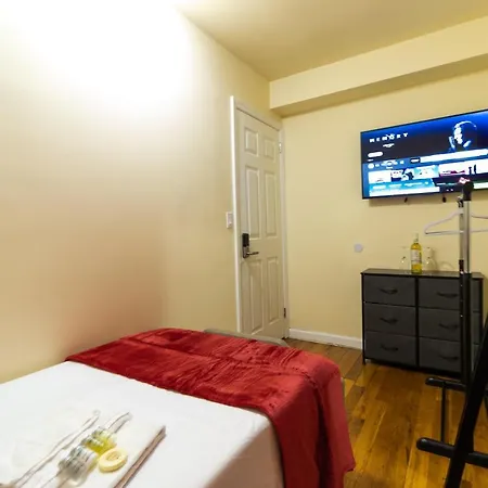 Deluxe Twin Size Bed-Red Room On The 1St Fl In Elmhurst Ny
